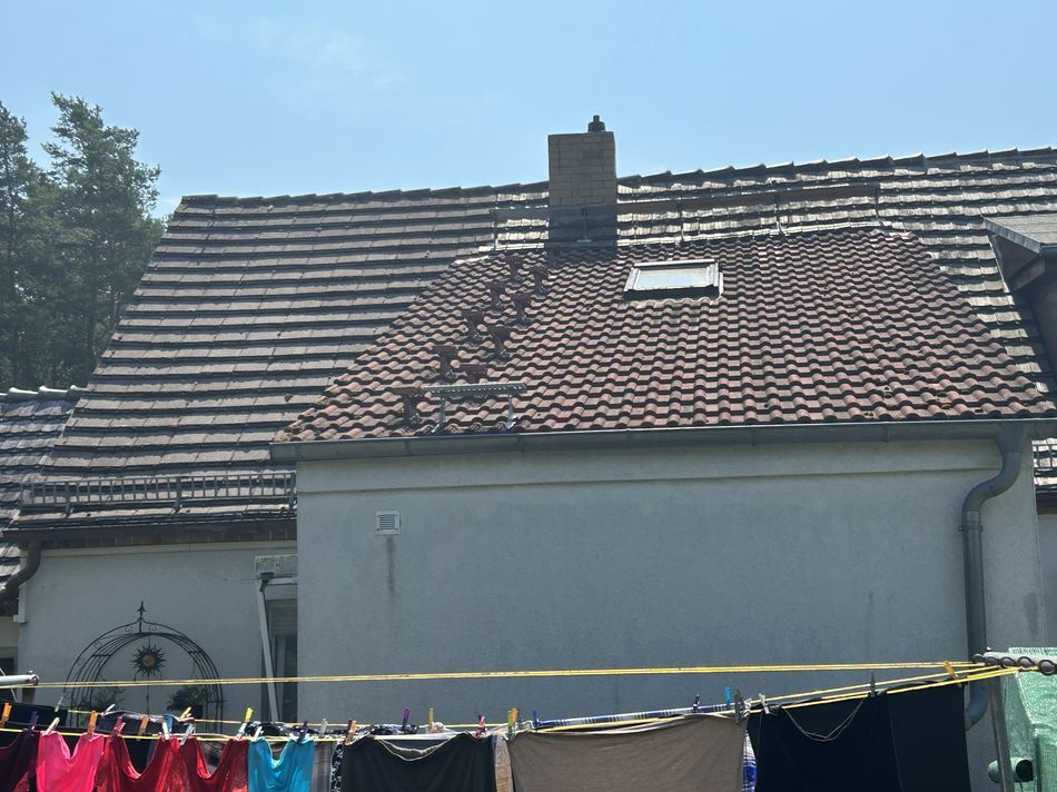 Eingedecktes Dach mit Schornstein und Dachfenster von der Gartenseite