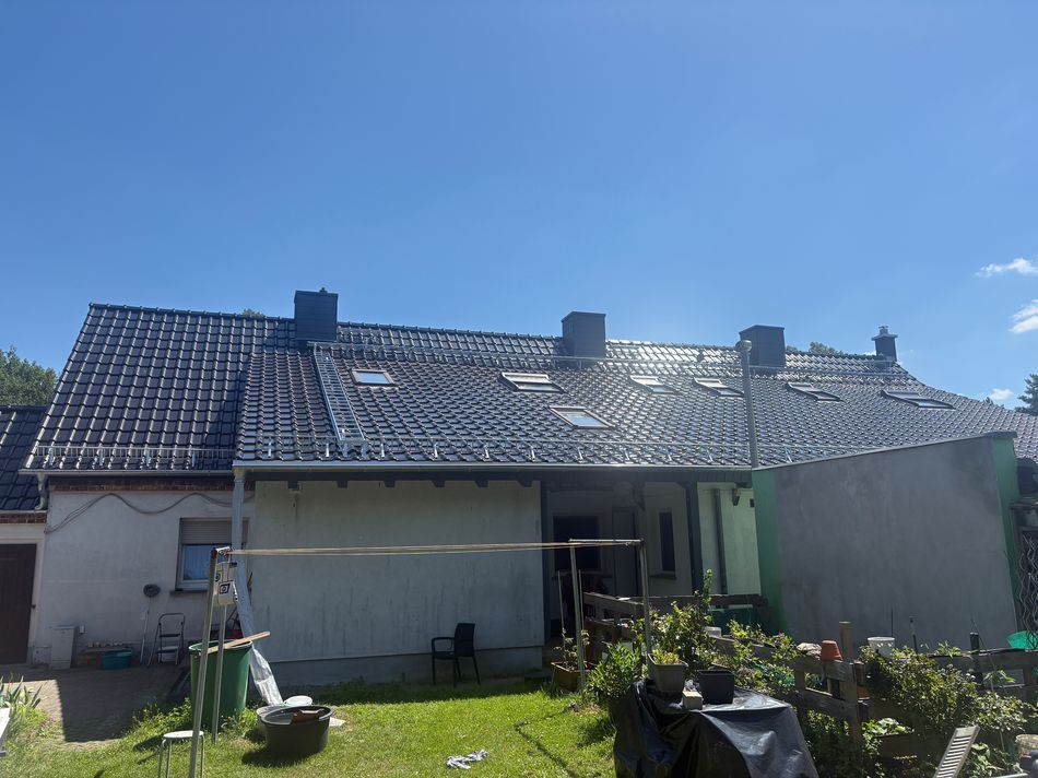 Doppelhaus mit frisch eingedecktem Dach und Gauben