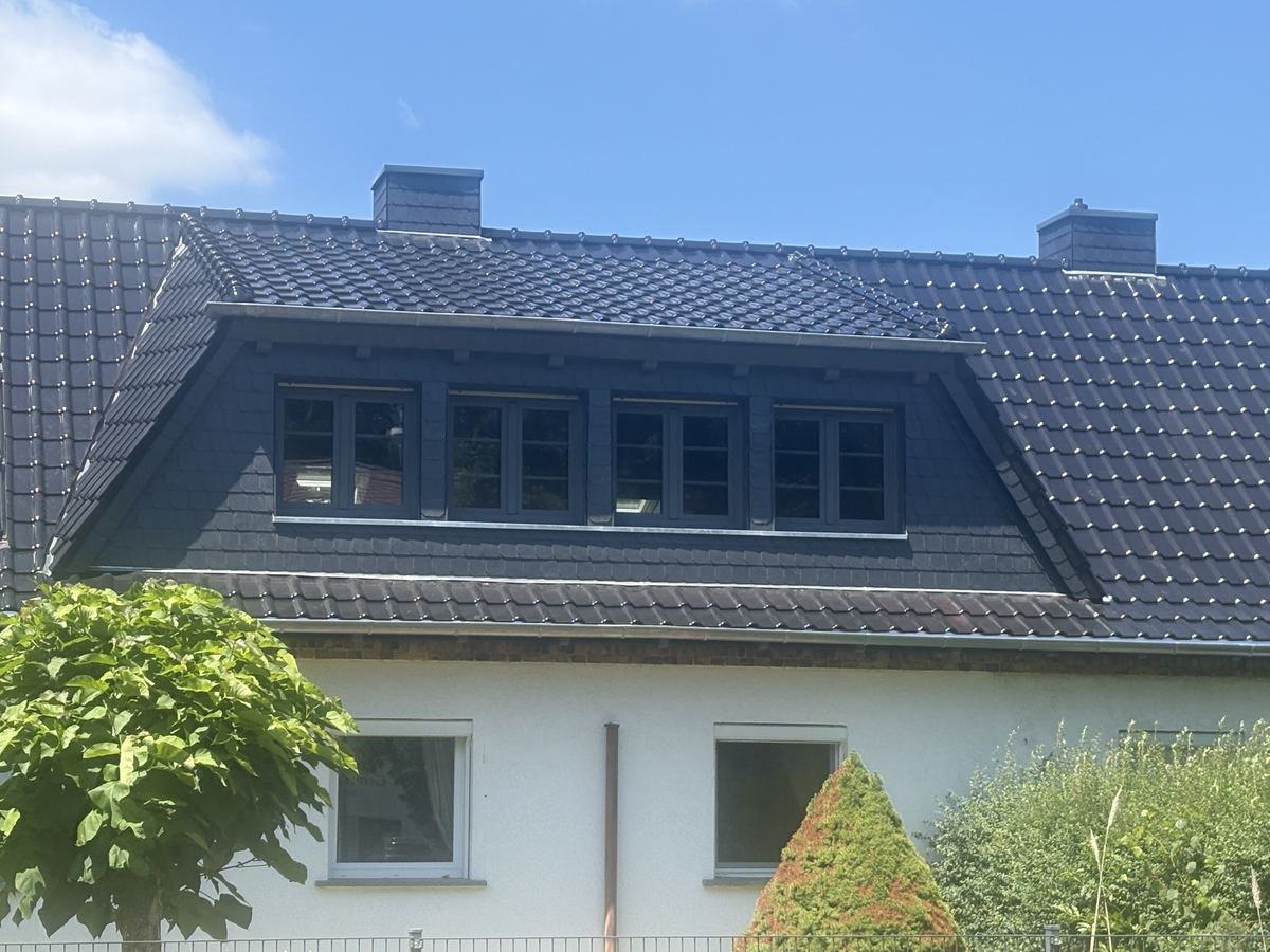 Neue Gaube mit Schieferverkleidung und vier Fenstern