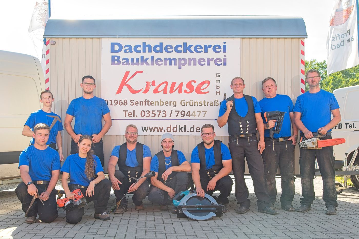 Das Team der Dachdeckerei Krause vor dem Bauwagen