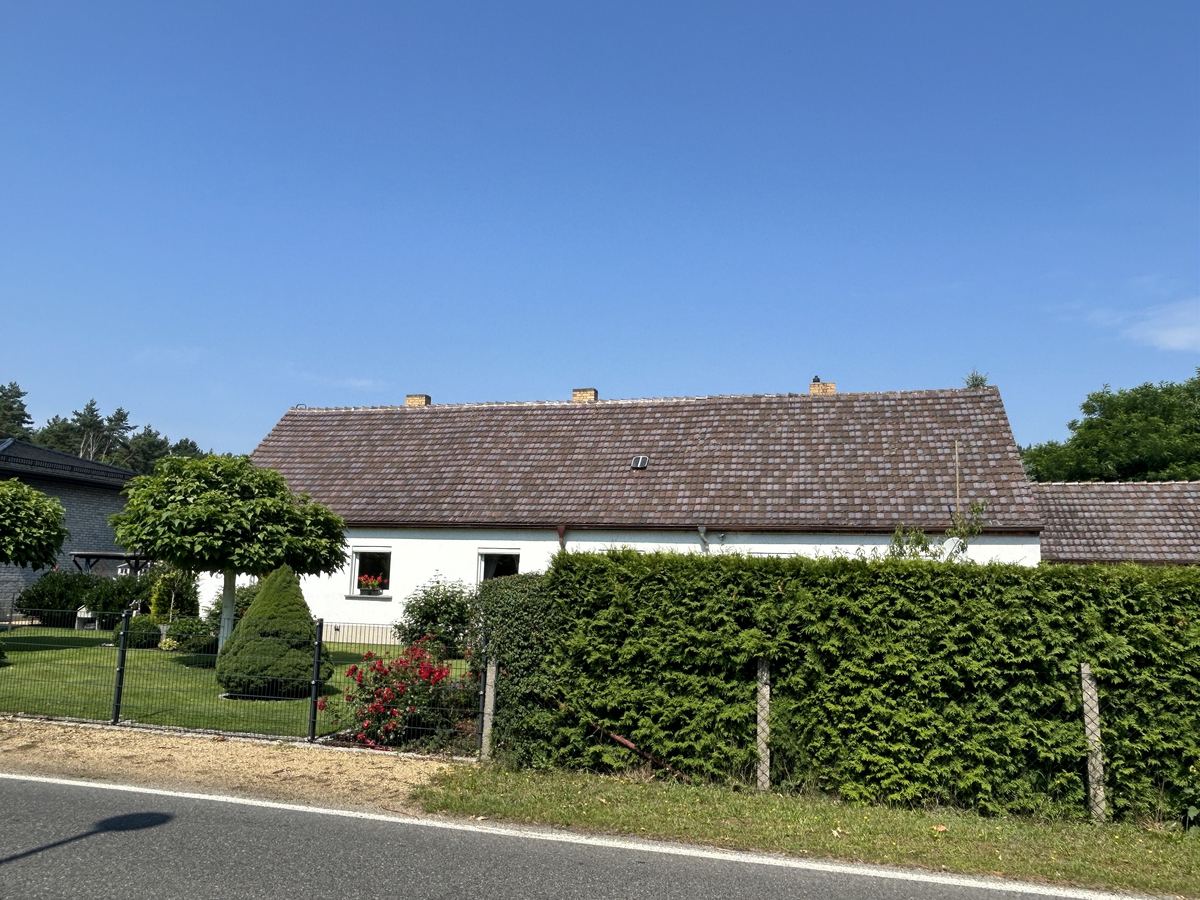 Landhaus mit alter brauner Eindeckung