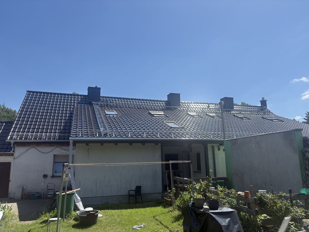 Rückseite mit neuer dunkler Eindeckung, Dachfenstern und Schneefang