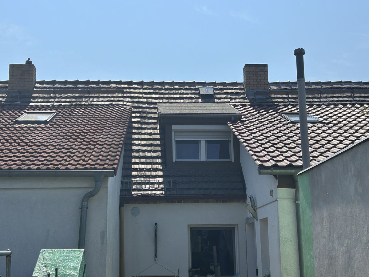 Rückseite mit alter Eindeckung und Gaube
