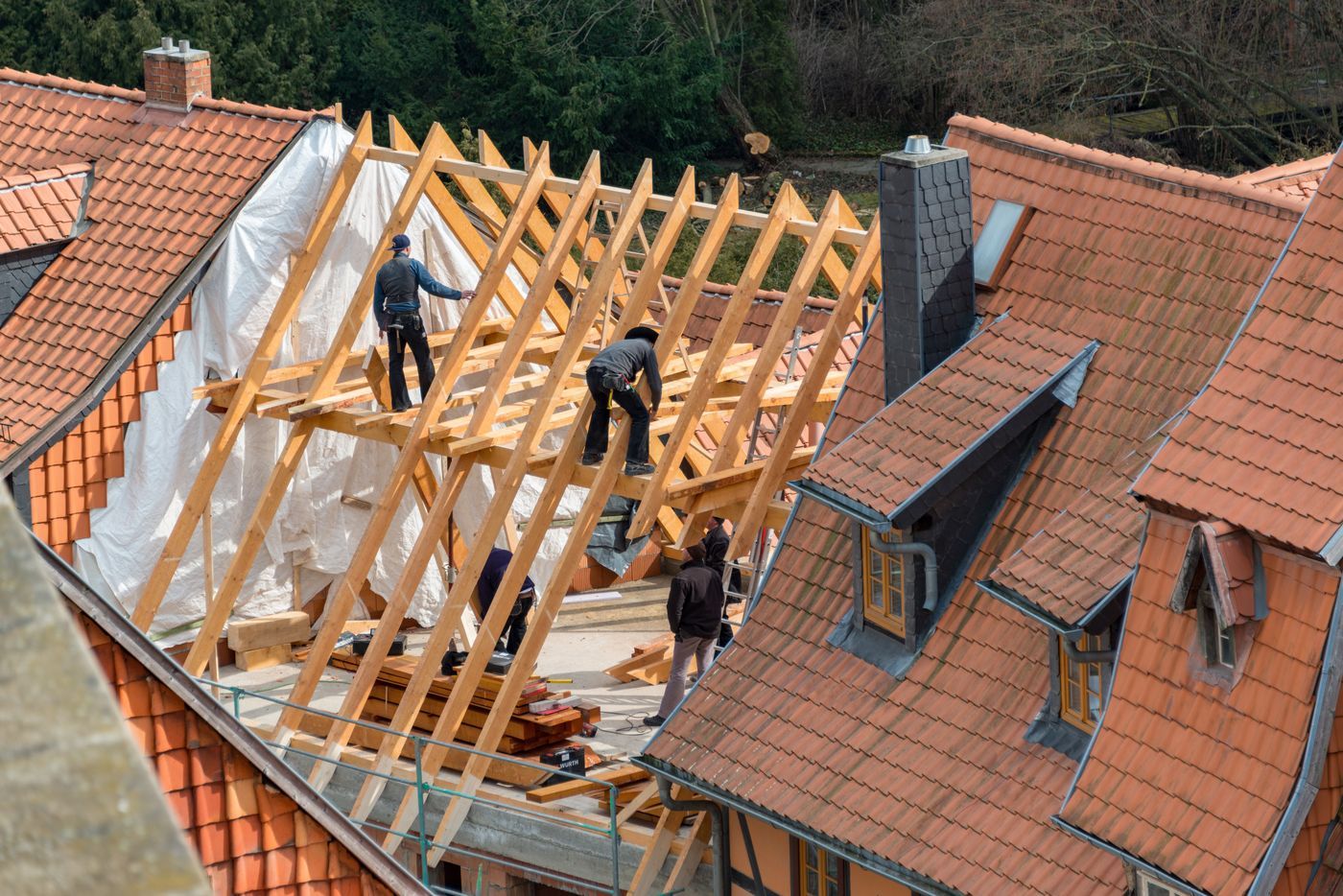 Offener Dachstuhl mit neuen Sparren und Lattung